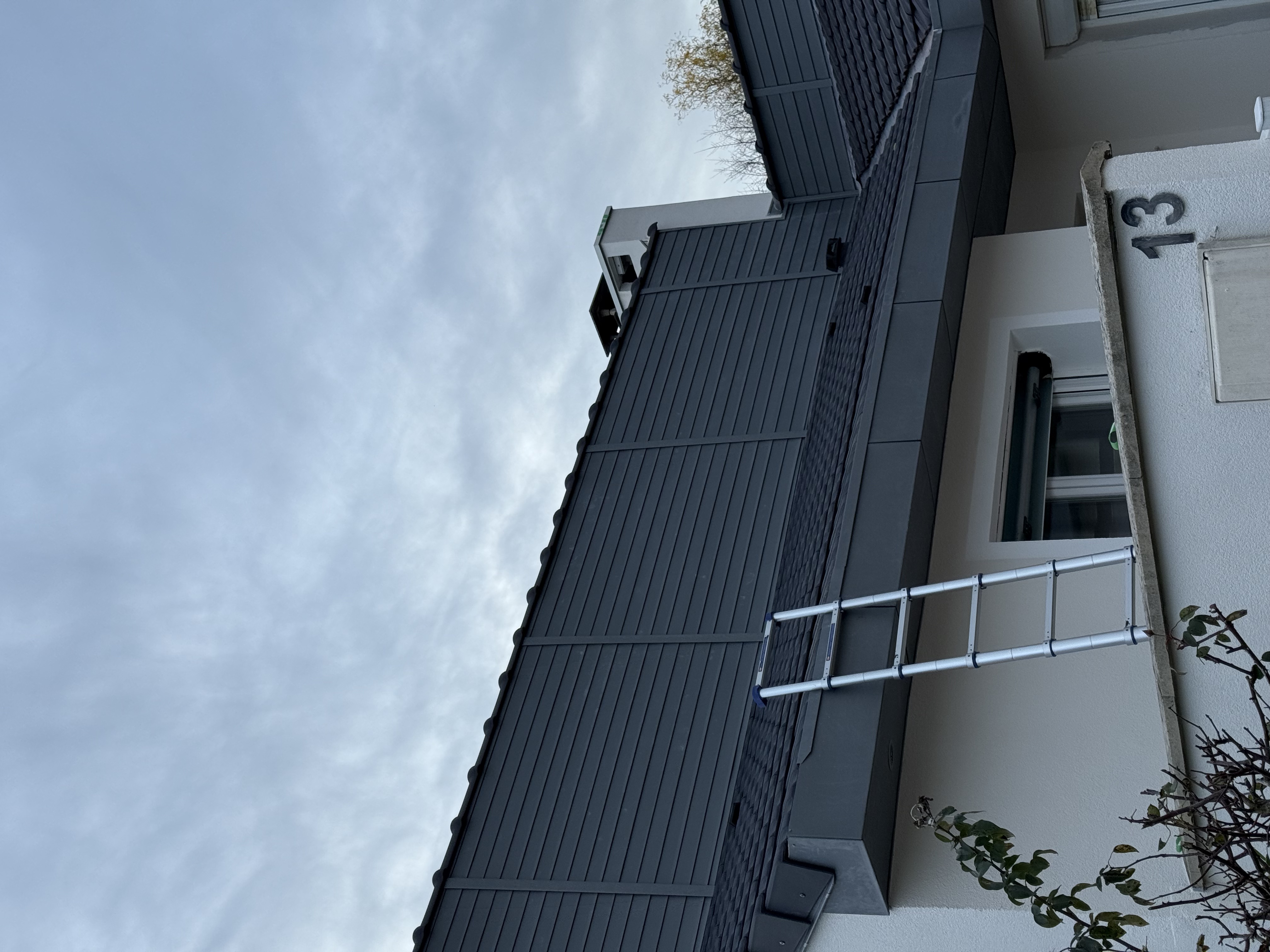 Chantier de bardage et zinguerie en zinc anthracite Atelier Willehem à Rueil-Malmaison